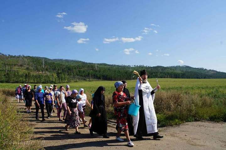 Крестный ход против онкологических заболеваний прошел в бурятском селе