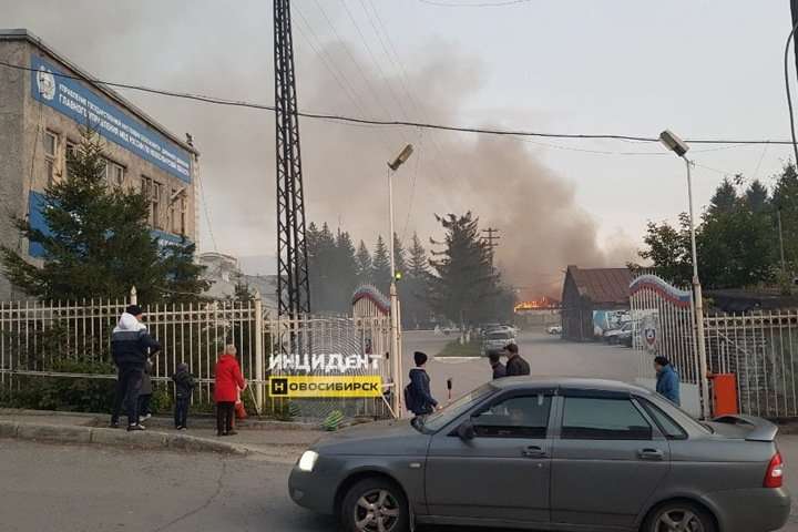 Постройки загорелись у здания новосибирского ГИБДД