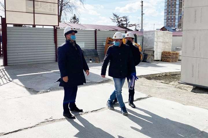 Локоть проверил, как строители защищаются от коронавируса