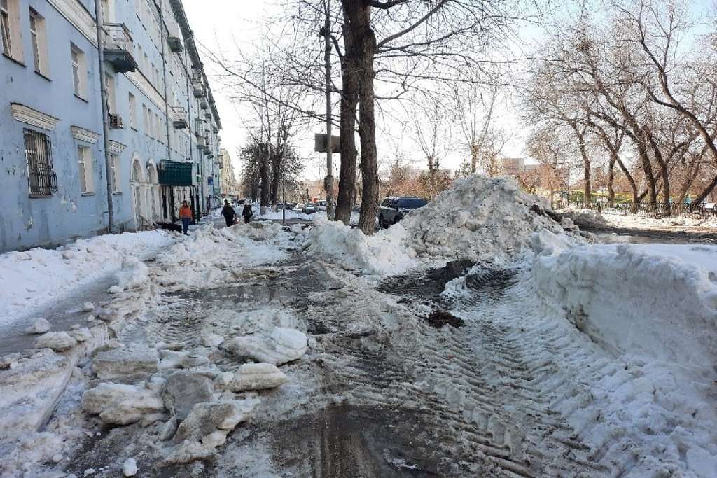 Горы ледяных глыб на левом берегу Новосибирска. Фото
