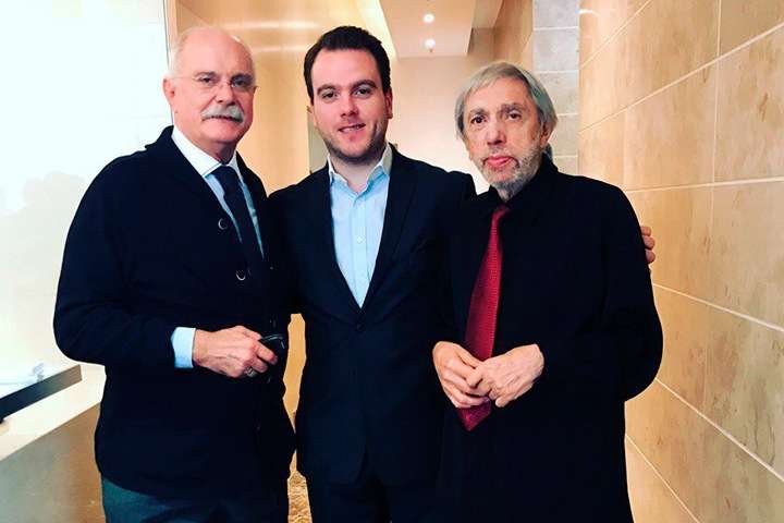 Известного скрипача, открывшего доску Ким Чен Иру в Новосибирске, задержали на таможне