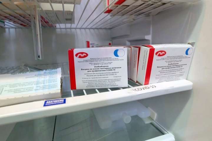 Половина привитых новосибирской вакциной остались без антител
