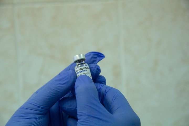 Большинство россиян не одобряют принудительную вакцинацию от COVID-19
